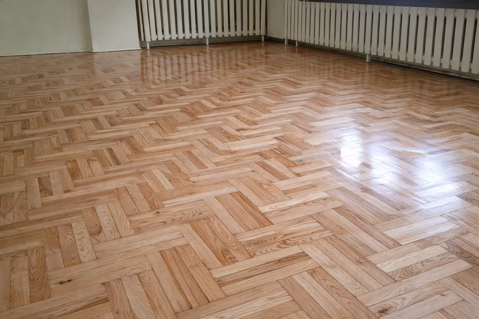 Renowacja podłogi w sali szkolnej